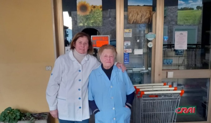 Elide & Esterina (85 anni) chiudono per sempre la loro bottega aperta nel 1956