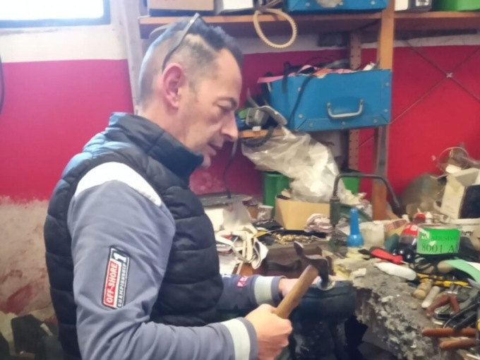 Attilio, uno degli ultimi calzolai della valle: “Uso ancora la macchina che si usava per cucire gli stivali nella seconda guerra mondiale”