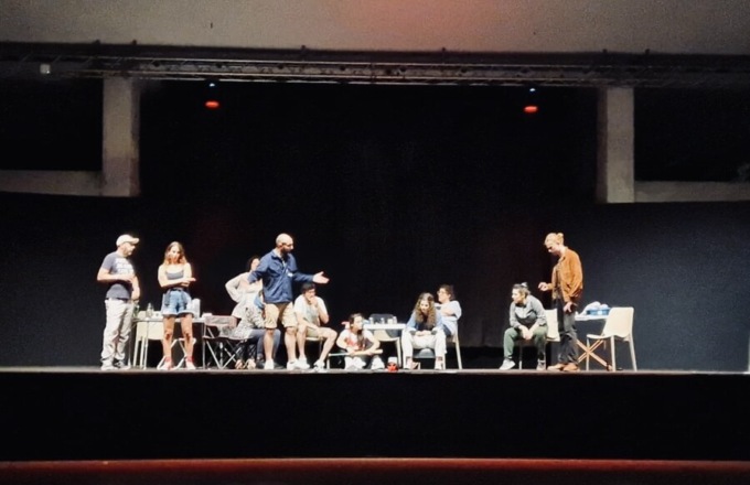 La Compagnia del Samovar nata una sera d’estate del 2022: “Fare teatro è emozionare e vivere tutte le vite che vorresti. Quel bollitore riflesso sulla vetrata…”