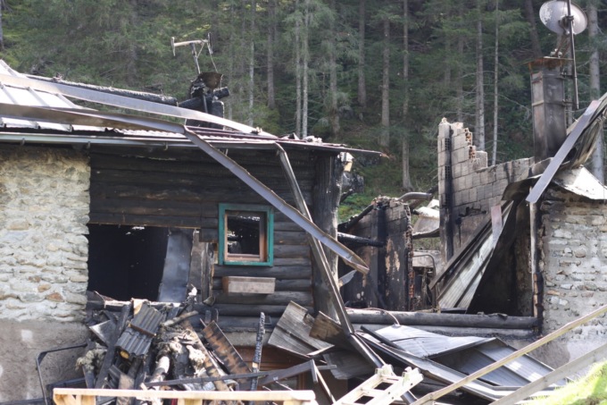Rifugio Brandet, l’incendio e la ripartenza con tre raccolte fondi