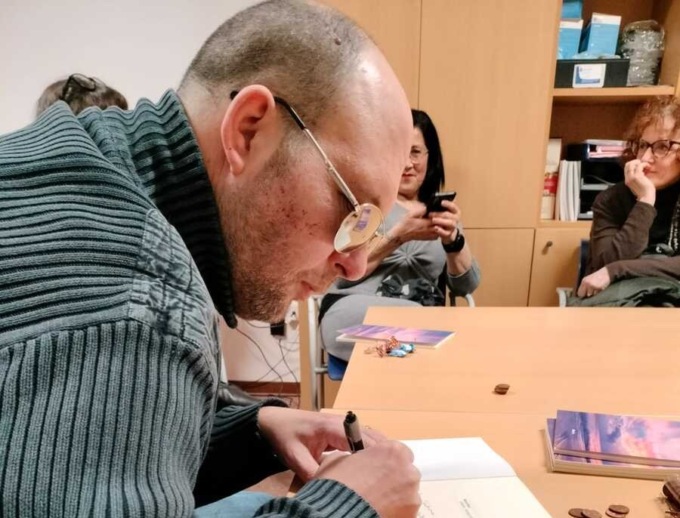 Omar e il suo secondo libro: “Sono diventato cieco a 37 anni. La scrittura mi riporta nel mondo che conoscevo prima”