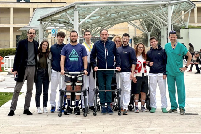Andrea, che è tornato a camminare dopo la paralisi, è il primo caso al mondo