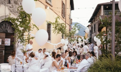 Nel centro storico di Bienno la magia della settima Cena in Bianco