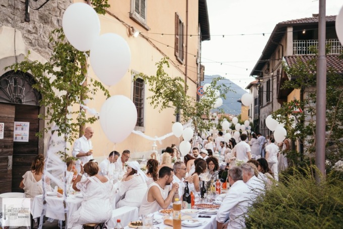 Nel centro storico di Bienno la magia della settima Cena in Bianco