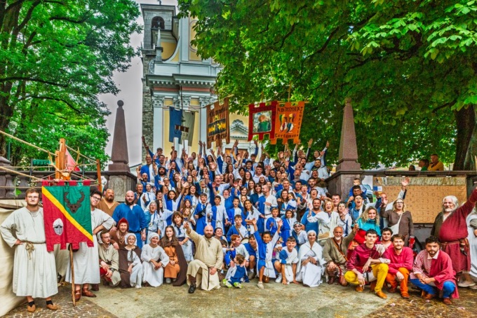 Borno torna al Medioevo: la Ciasa trionfa al Palio San Martino, Bienno in testa ai Borghi Armati