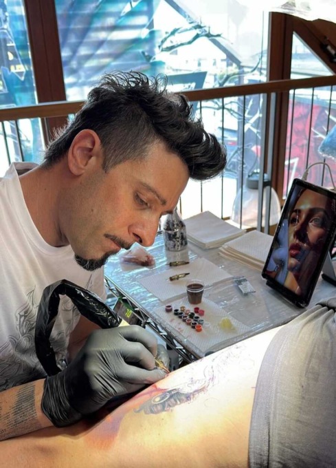 Luca e l’arte del tatuaggio: “Ascolto le persone e traduco le loro storie in una bozza artistica”