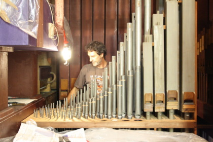 Gianluca e la sua casa-bottega dove gli organi antichi tornano a suonare