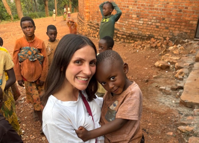 Laura e la missione in Burundi: “I bambini arrivavano con i vestiti strappati e con la zappa in mano perchè avevano appena finito di lavorare”