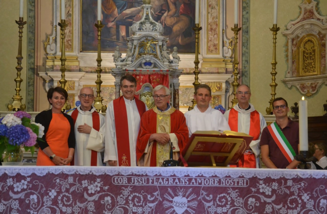 Don Piero e i suoi 50 anni di sacerdozio, ora ridipinge panchine e staccionate