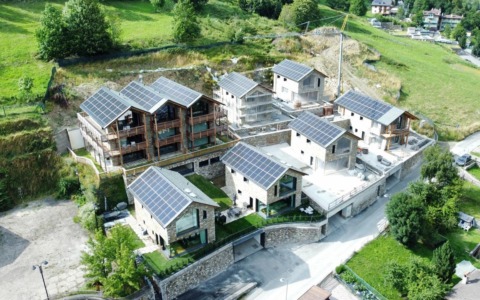 Pronto il primo modello mondiale di case attive. Consegnate tutte le villette, nessun costo di bolletta ma surplus di energia da rivendere