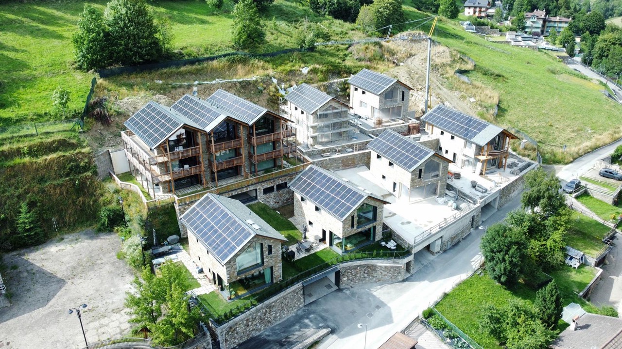 Pronto il primo modello mondiale di case attive. Consegnate tutte le villette, nessun costo di bolletta ma surplus di energia da rivendere