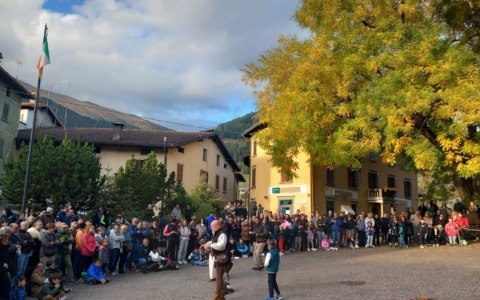 Haeretica, tra giullari, falchi, tamburi e il mercato oscuro medievale… finchè la luce dissolva