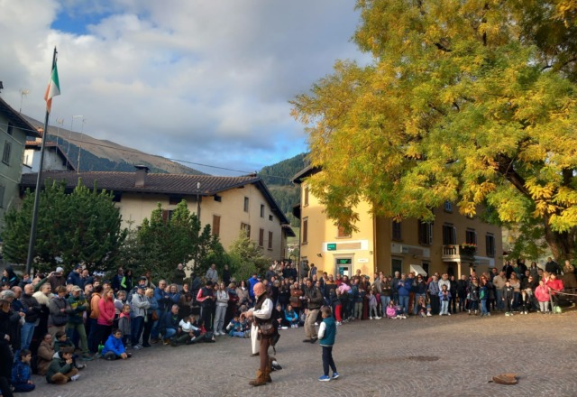 Haeretica, tra giullari, falchi, tamburi e il mercato oscuro medievale… finchè la luce dissolva