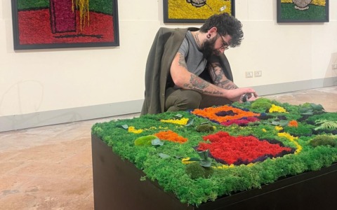 Christopher e la passione per l’arte botanica: “I quadri nascono dai pensieri scritti sul mio diario. Uso muschi, licheni e…”