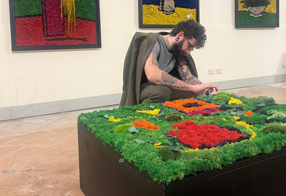 Christopher e la passione per l’arte botanica: “I quadri nascono dai pensieri scritti sul mio diario. Uso muschi, licheni e…”