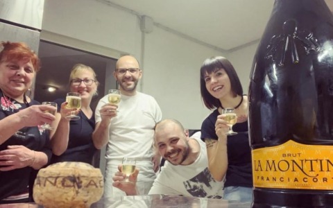 Lucia e la Taverna del Bracconiere: “Io lavoravo in sartoria e mio marito sui tralicci, è stata l’occasione per fare qualcosa insieme. La polenta, i funghi, le lumache, tutti prodotti a km 0”