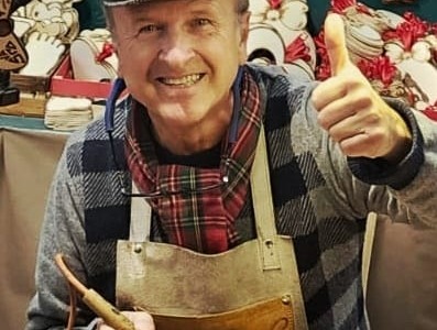 Renzo e l’arte dell’incisione a fuoco: “Ho usato  il pirografo per la prima volta a 11 anni, è diventata una passione. I quadri, l’artigianato e…”