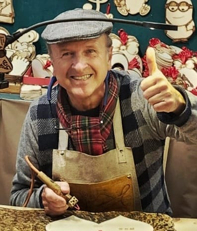 Renzo e l’arte dell’incisione a fuoco: “Ho usato  il pirografo per la prima volta a 11 anni, è diventata una passione. I quadri, l’artigianato e…”
