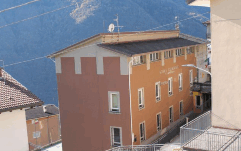 Verso la chiusura della scuola Media. I genitori: “Numeri sufficienti per andare avanti”. Il sindaco: “Non  penalizziamo la comunità. L’aggregazione in un’unica sede assicura classi stabili”