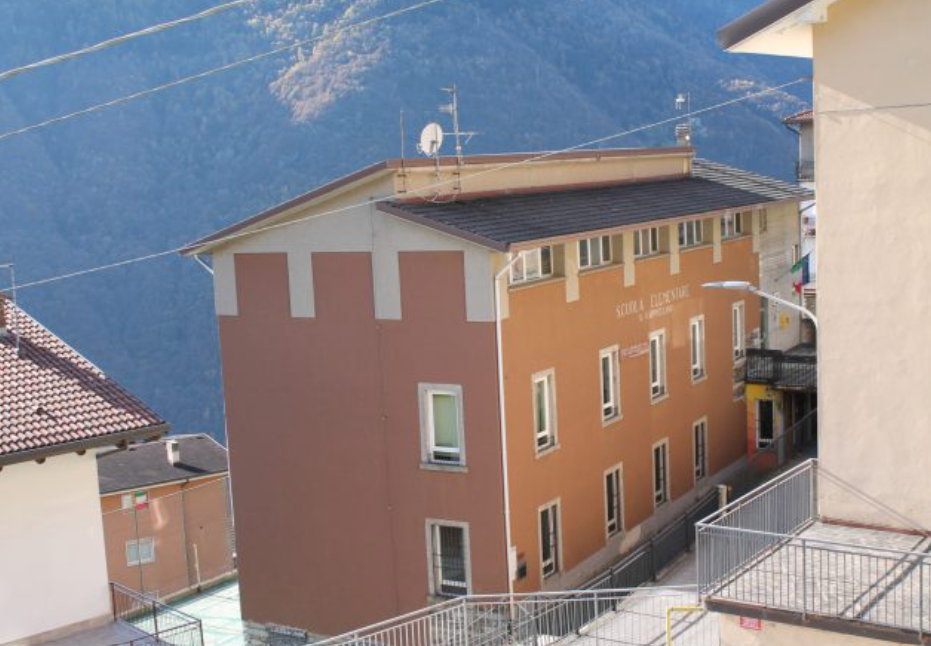 Verso la chiusura della scuola Media. I genitori: “Numeri sufficienti per andare avanti”. Il sindaco: “Non  penalizziamo la comunità. L’aggregazione in un’unica sede assicura classi stabili”