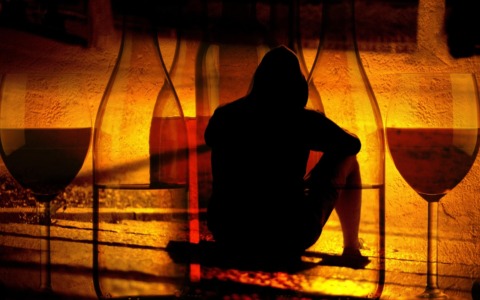 Viaggio nel mondo dell’alcool nelle nostre valli, storie di disperazione e rinascita