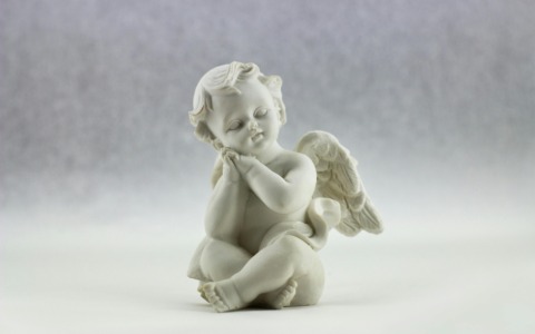 L’ultimo saluto a Tommaso, strappato alla vita a 22 mesi.  Don Danilo: “Non ha avuto il tempo di scegliere, di sbagliare. Ma ha avuto il tempo di essere amato. E ciò che è amato non va mai perduto”