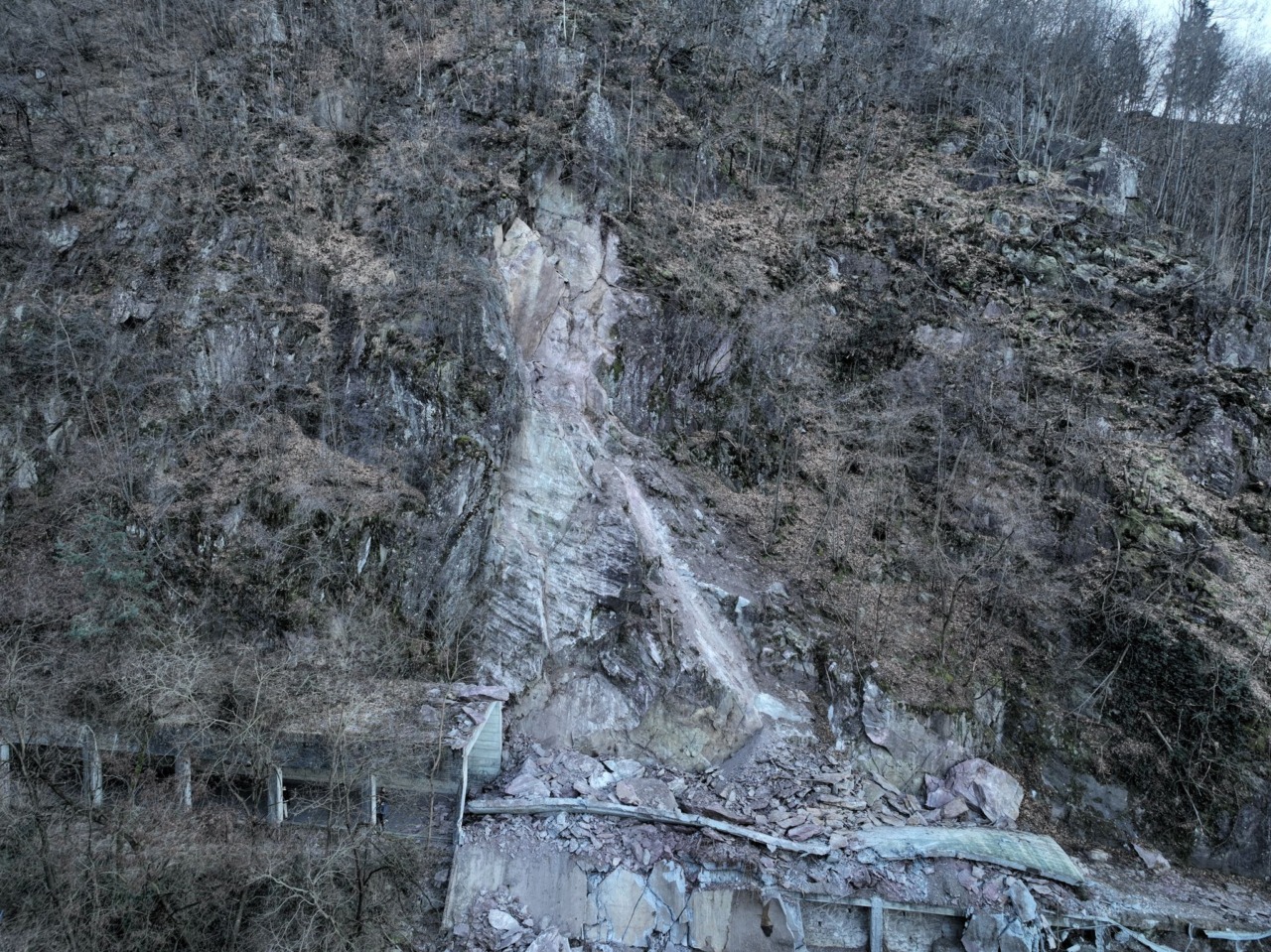 La frana, la protesta dei cittadini e le spiegazioni del Comune: “Il 26 gennaio la Regione stanzierà 420mila euro”