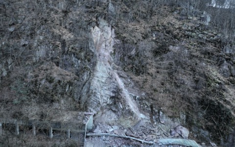 La frana, la protesta dei cittadini e le spiegazioni del Comune: “Il 26 gennaio la Regione stanzierà 420mila euro”