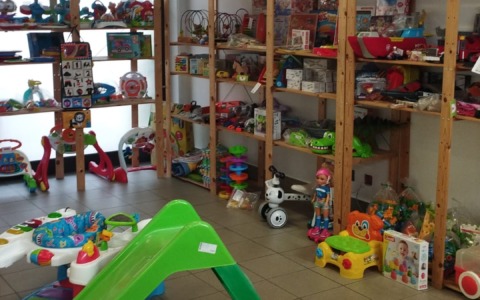 Secondamanina, il negozio per bambini che dà una seconda vita a vestiti e giocattoli