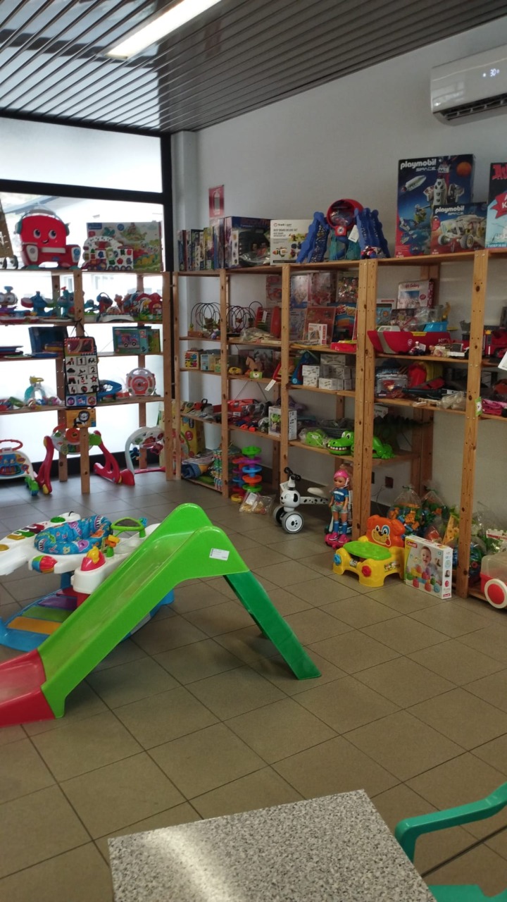 Secondamanina, il negozio per bambini che dà una seconda vita a vestiti e giocattoli