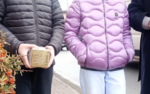 A Vezza d’Oglio posate le pietre d’inciampo in memoria di Giuseppe Ferrari, Martino Ventura e Martino Attilio Zampatti