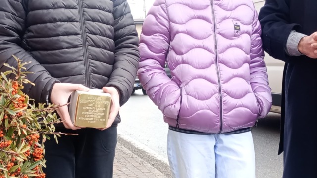 A Vezza d’Oglio posate le pietre d’inciampo in memoria di Giuseppe Ferrari, Martino Ventura e Martino Attilio Zampatti