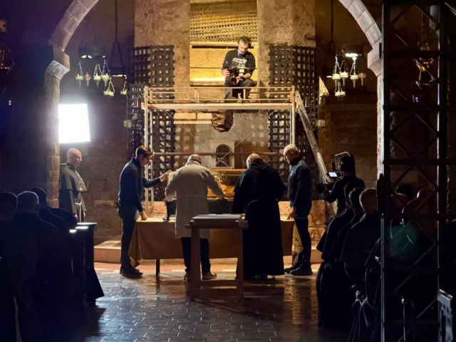 L’estumulazione di San Francesco filmata per la prima volta in 800 anni