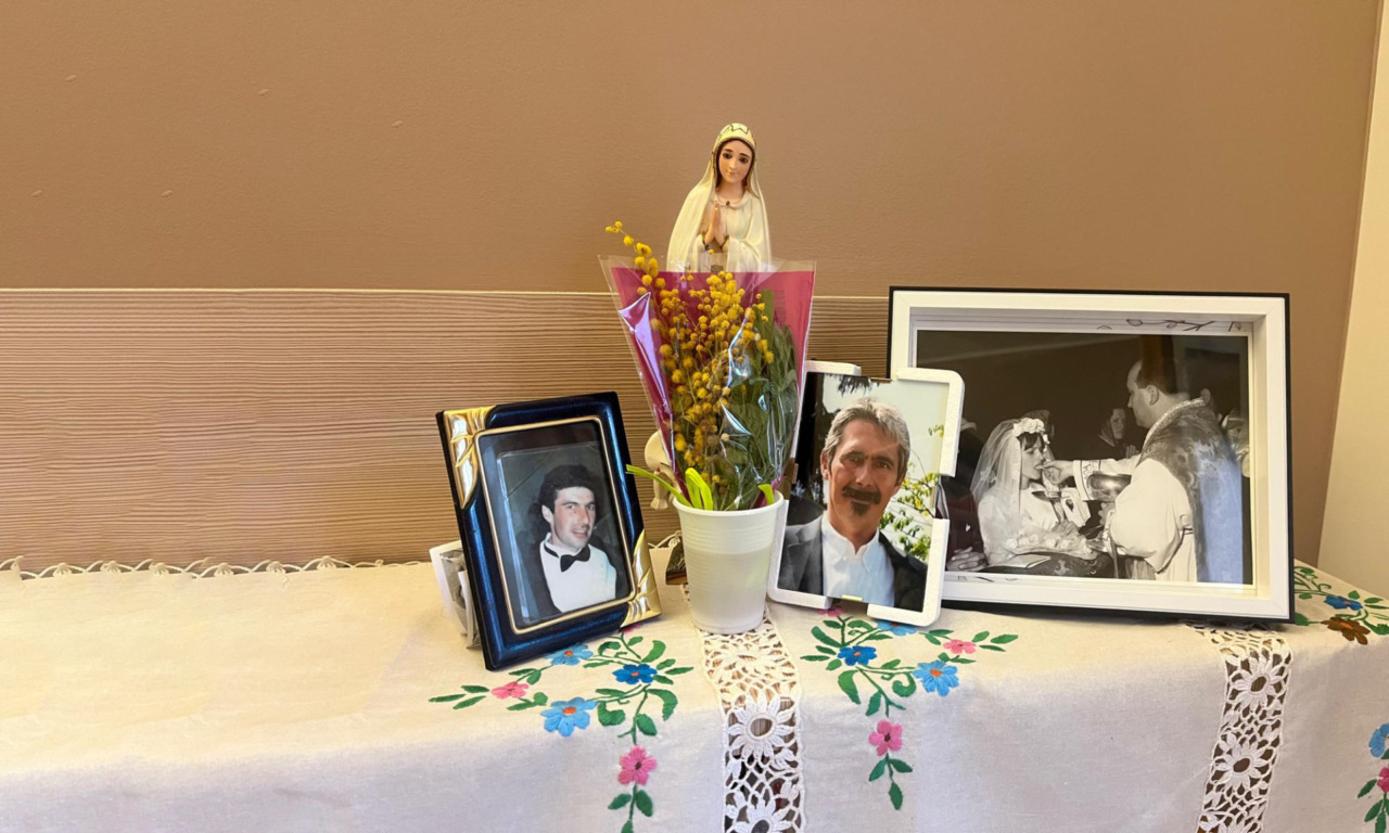 Insieme da una vita, insieme all’hospice… Ogni giorno, ogni sera, Luigi si avvicina camminando a fatica alla stanza di Pace… Qui non ci sono addii, qui l’amore è immortalità