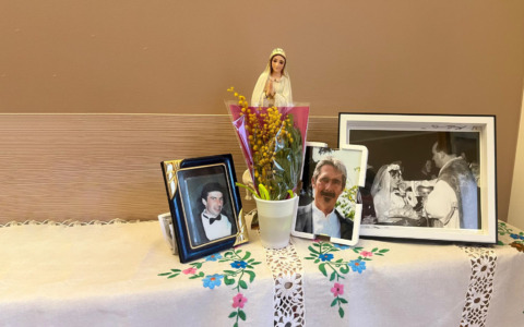 Insieme da una vita, insieme all’hospice… Ogni giorno, ogni sera, Luigi si avvicina camminando a fatica alla stanza di Pace… Qui non ci sono addii, qui l’amore è immortalità