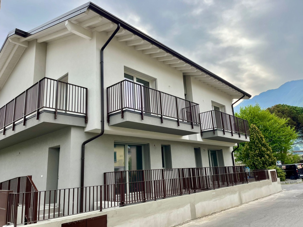 Pisogne, i nuovi appartamenti costruiti sulle ceneri dell’edificio nato dopo l’alluvione degli anni Settanta cercano… famiglie