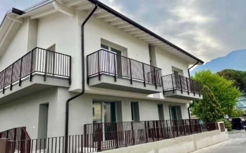 Pisogne, i nuovi appartamenti costruiti sulle ceneri dell’edificio nato dopo l’alluvione degli anni Settanta cercano… famiglie