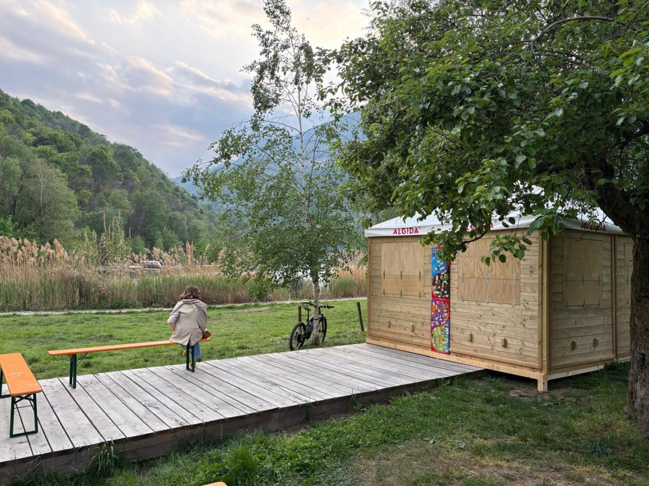 Lago Moro, La Civica: “L’amministrazione nel 2024 dichiarava  la ‘rottamazione’ del chiosco, ora è ricomparso. ‘Progetto Vero’ o sta diventando sempre più un Progetto Temporaneo’?”
