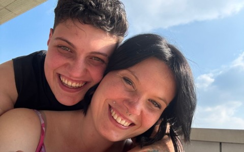 Sara, che ha ritrovato sua sorella biologica dopo 26 anni: “Ci siamo trovate sui social, lei non sapeva di me, io non sapevo di lei. Siamo uguali, non serve il dna”