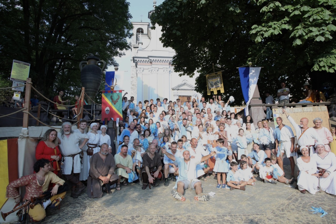 Il ventesimo Palio di San Martino fa il botto, enorme successo di pubblico alla rievocazione medievale. Trionfa la contrada ‘Nsima a Buren, mentre Bienno vince il ‘Palio delli Borghi Armati’
