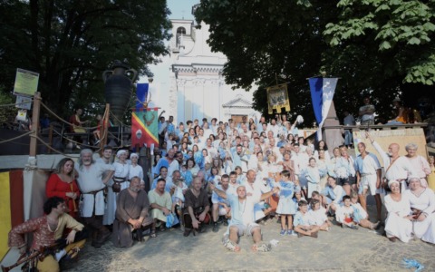 Il ventesimo Palio di San Martino fa il botto, enorme successo di pubblico alla rievocazione medievale. Trionfa la contrada ‘Nsima a Buren, mentre Bienno vince il ‘Palio delli Borghi Armati’
