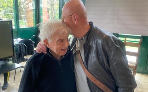 Fortunato e l’incontro con don Mazzi 31 anni fa: “Per me è stato come un padre, l’ho salutato il giorno prima che morisse, ‘ciao capo, ci vediamo presto’. Mi aveva donato  il rosario di sua madre e…”