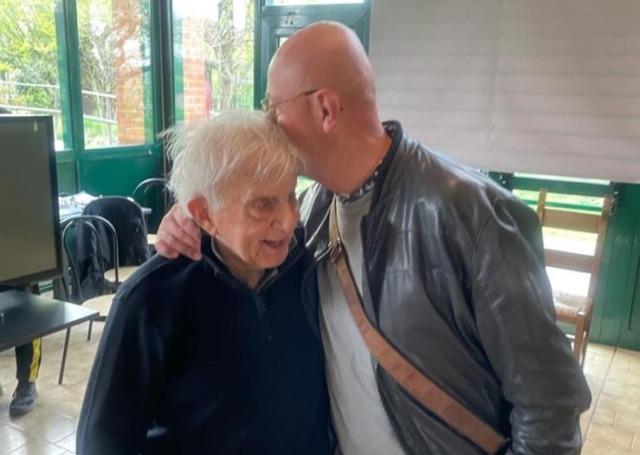 Fortunato e l’incontro con don Mazzi 31 anni fa: “Per me è stato come un padre, l’ho salutato il giorno prima che morisse, ‘ciao capo, ci vediamo presto’. Mi aveva donato il rosario di sua madre e…”