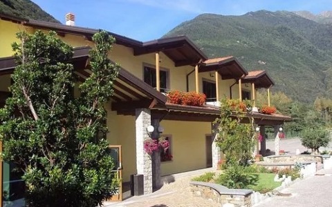 Berzo Demo, il Ristorante Pizzeria Full Shade (conosciuta come ‘Al Poli’): “Mio padre allevava polli, ha fatto appena a tempo a gustare il riconoscimento e poi se ne è andato. Noi continuiamo nonostante la strada nuova ci abbia decimato la clientela”