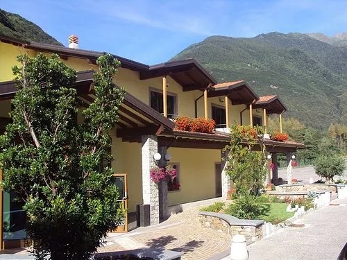 Berzo Demo, il Ristorante Pizzeria Full Shade (conosciuta come ‘Al Poli’): “Mio padre allevava polli, ha fatto appena a tempo a gustare il riconoscimento e poi se ne è andato. Noi continuiamo nonostante la strada nuova ci abbia decimato la clientela”