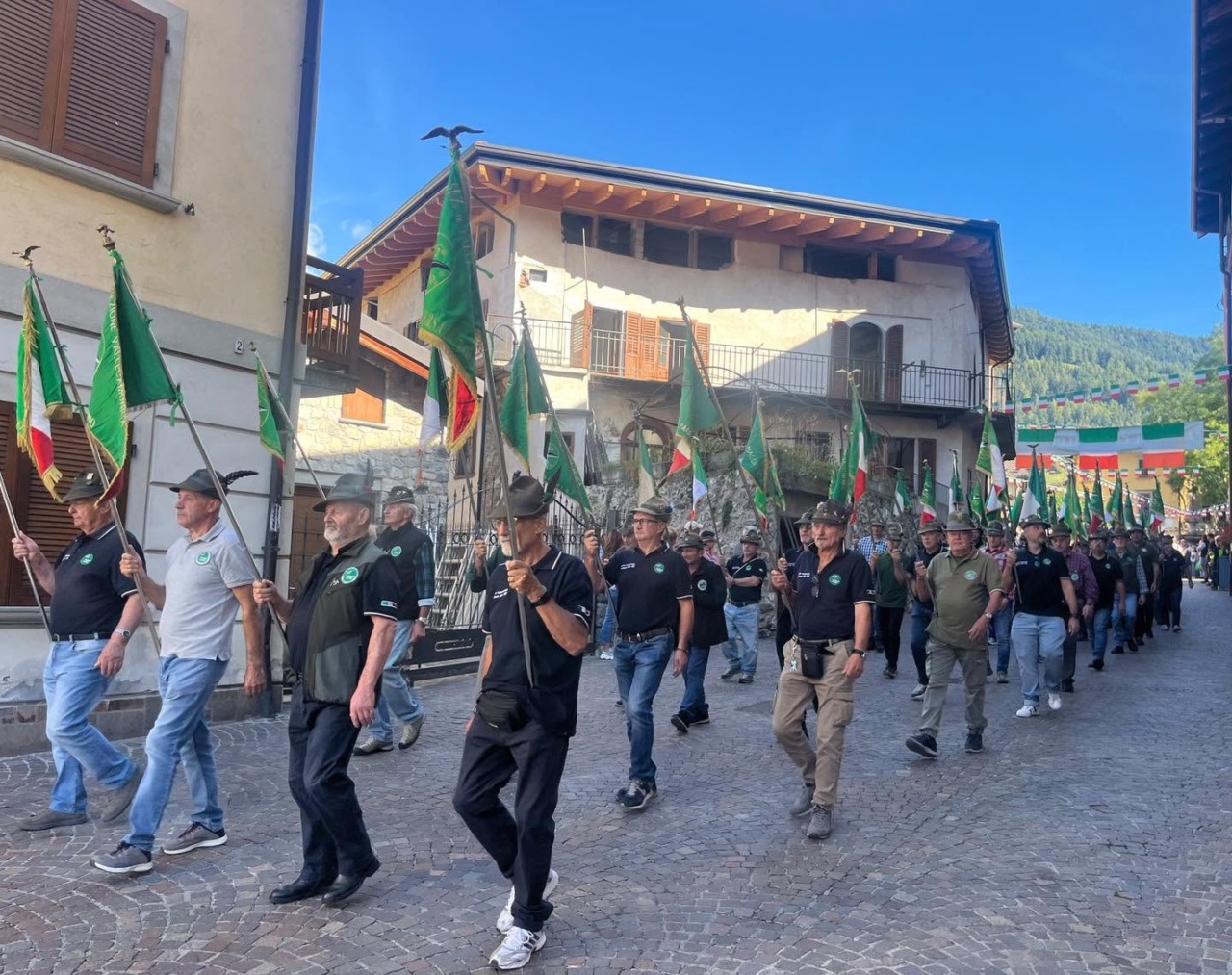 Le 100 candeline delle Penne Nere bornesi. Il capogruppo Sanzogni: “Siamo 135 tra Alpini, aggregati e amici…”