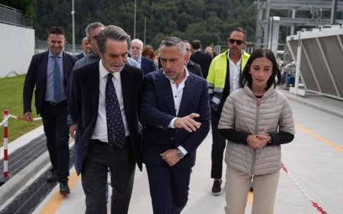 Il Presidente Fontana e l’Assessore Lucente a Edolo per il tanto discusso impianto di produzione e distribuzione idrogeno: sperimentazione dei treni in corso, avvio servizio nel 2027